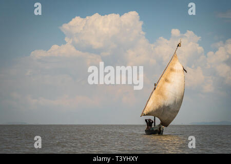 Dunga village de pêcheurs près de Kisumu, Kenya - 8 mars 2019 - fisherman sailng bateau sur le lac Victoria Banque D'Images