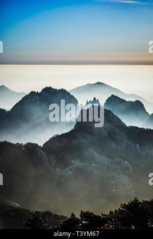 Le brouillard roulant sur les montagnes rocheuses, Huangshan, Anhui, Chine, Banque D'Images