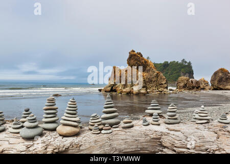 Pierres empilées sur Ruby beach, Forks, Washington, United States Banque D'Images