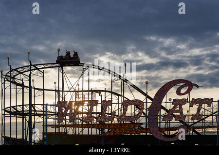 Silhouette de chat sauvage rollercoaster à Puyallup Fair, Puyallup, Washington, United States Banque D'Images