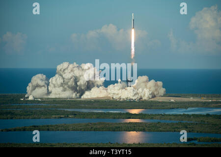 Un SpaceX Falcon 9 Heavy rocket décolle à 18 h 35 au Centre spatial Kennedy, Floride le 11 avril. 2019. La fusée n'est relancer l'Arabsat 6 satel Banque D'Images