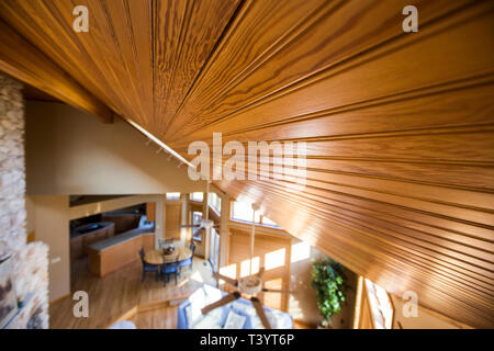 Plafond en bois de l'incliné sur salon et salle à manger Banque D'Images