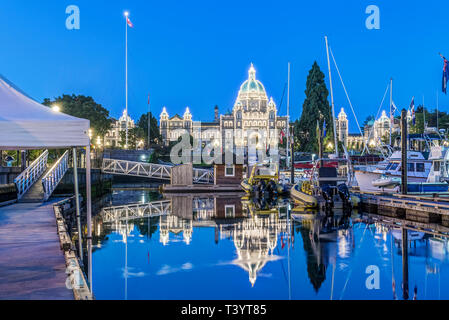 Édifices du Parlement et le port illuminé de l'aube, Victoria, Colombie-Britannique, Canada Banque D'Images