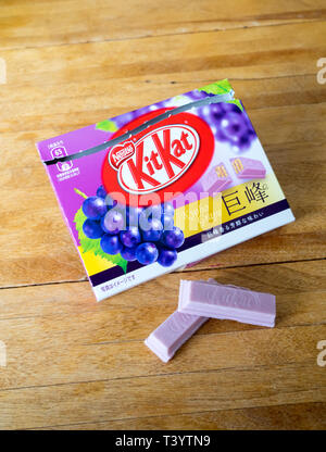 Un Cépage Kyoho Japonais Kit Kat chocolat. Banque D'Images