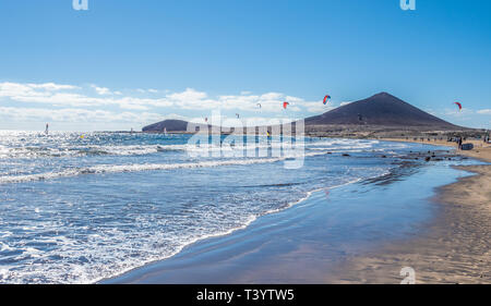 Paysage avec El Medano beach, en arrière-plan La Montana Roja, l'île de Ténérife, Espagne Banque D'Images