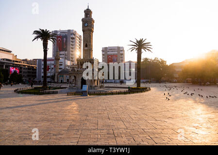 Izmir, Turquie - 10 novembre 2018 : tour de l'horloge et certaines personnes à la place Konak Izmir Turquie et dans la matinée. Banque D'Images