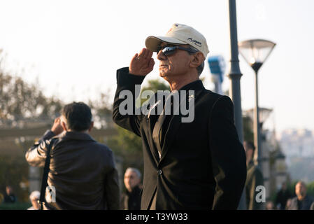 Izmir, Turquie - 10 novembre 2018 : Portrait of a Senior man et les gens sont debout une minute de silence à la mort journée de commémoration de Mustafa Kemal à Banque D'Images