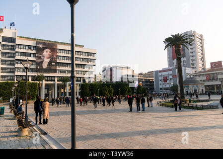 Izmir, Turquie - 10 novembre 2018 : Les gens sont debout une minute de silence à la mort journée de commémoration de Mustafa Kemal Atatürk qui est le créateur de T Banque D'Images