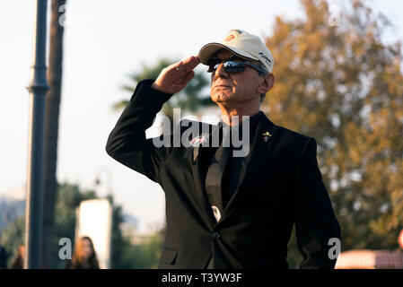 Izmir, Turquie - 10 novembre 2018 : Portrait of a Senior man et les gens sont debout une minute de silence à la mort journée de commémoration de Mustafa Kemal à Banque D'Images