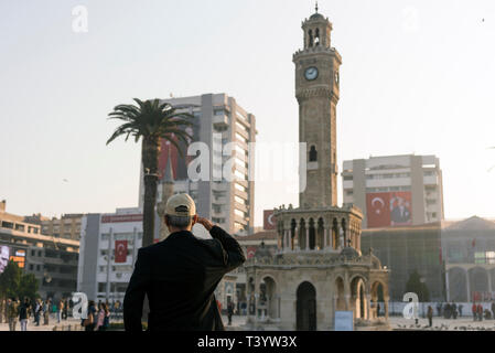 Izmir, Turquie - 10 novembre 2018 : Les gens sont debout une minute de silence à la mort journée de commémoration de Mustafa Kemal Atatürk qui est le créateur de T Banque D'Images