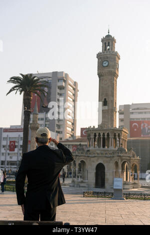 Izmir, Turquie - 10 novembre 2018 : Les gens sont debout une minute de silence à la mort journée de commémoration de Mustafa Kemal Atatürk qui est le créateur de T Banque D'Images