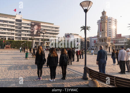 Izmir, Turquie - 10 novembre 2018 : Les gens sont debout une minute de silence à la mort journée de commémoration de Mustafa Kemal Atatürk qui est le créateur de T Banque D'Images