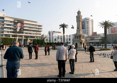 Izmir, Turquie - 10 novembre 2018 : Les gens sont debout une minute de silence à la mort journée de commémoration de Mustafa Kemal Atatürk qui est le créateur de T Banque D'Images