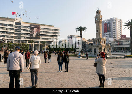 Izmir, Turquie - 10 novembre 2018 : Les gens sont debout une minute de silence à la mort journée de commémoration de Mustafa Kemal Atatürk qui est le créateur de T Banque D'Images