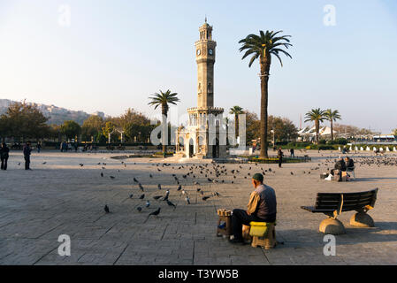 Izmir, Turquie - 10 novembre 2018 : tour de l'horloge et certaines personnes à la place Konak Izmir Turquie et dans la matinée. Banque D'Images