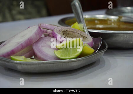 Oignon frais avec de la chaux a servi avec Hydrabadi biryani Banque D'Images