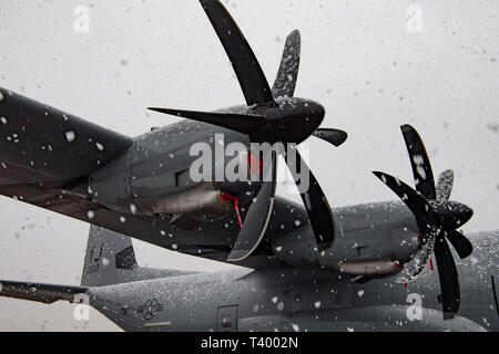 Un 36e Escadron de transport aérien C-130J Super Hercules est assis sur la piste pendant une tempête de neige de fin de saison le 10 avril 2019, à Yokota Air Base, le Japon. Par la pluie, grésil, grêle, ou la neige, les membres de l'équipe de Yokota de respecter les mission. (U.S. Photo de l'Armée de l'air par la Haute Airman Donald Hudson) Banque D'Images