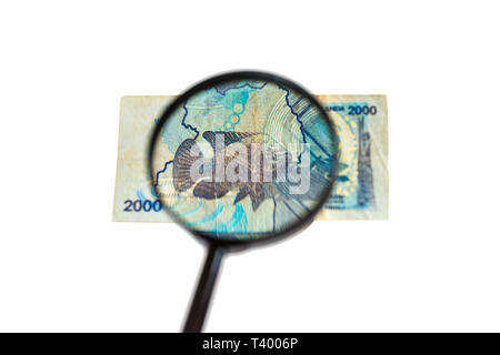 Deux mille shillings ougandais bill et loupe, isolé sur fond blanc Banque D'Images
