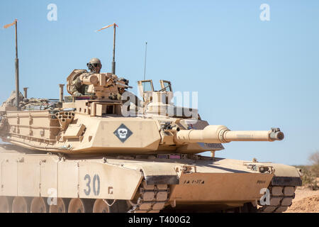 Un soldat affecté au 1er Bataillon, 37e régiment blindé, 2e Brigade Combat Team, 1re Division d'infanterie, mans la tourelle d'un char de combat M1 Abrams grève au cours de l'exercice, l'accent à Orogrande Gamme Camp, N.M., 8 avril 2019. Grève Focus est un multi-facettes et exercice d'entraînement d'une semaine combinant les nombreux aspects opérationnels d'une brigade combat team dans une opération cohérente mettant la létalité, et préparation d'opérabilité. (U.S. Photo de l'armée par la CPS. Matthew J. Marcellus) Banque D'Images