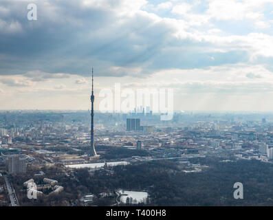 7 avril 2019, Moscou. Vue aérienne de l'au nord de Moscou, sur la tour de télévision Ostankino de gauche, à l'arrière-plan LE BAC International de Moscou. Banque D'Images