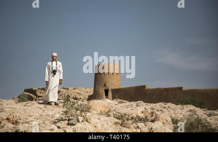 Al Sulaif, Oman, le 9 avril 2016 : man photographing omanais Al Sulaif les ruines du château Banque D'Images