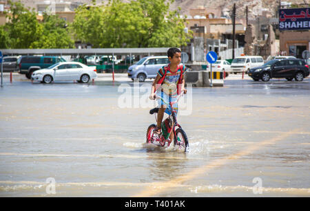 Nizwa, Oman, le 9 avril 2016 : son vélo dans l'eau d'une inondation Banque D'Images