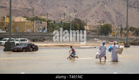 Nizwa, Oman, le 9 avril 2016 : la vie continue comme d'habitude dans les Nizwa Banque D'Images