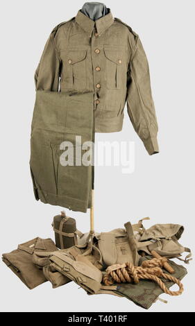 ARMEES ALLIEES 1939-1945, Royal Marines Commando, blouson en jean 40 BD daté, pantalon assorti après-guerre, chemise flanelle, écharpe/filet de camouflage bariolée, bonnet de laine, paire de guêtrons datés web 41, ceinturon et paire de sangles 990.00X-Mle web 37, couvre-culasse fusil en toile daté 44, paire de sous-vêtements datés 41 et 42, bidon et sangles Mle 37, togle-rope with field marquée stock DEO, bouée-ceinture 44 datée, rare paire de sous-vêtements circulaires web pour mitrailleuse K-Gun avec sangles et datés 44, Additional-Rights Clearance-Info-Not-Available- Banque D'Images