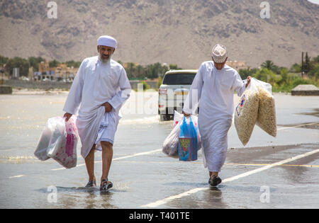 Nizwa, Oman, le 9 avril 2016 : la vie continue comme d'habitude dans les Nizwa Banque D'Images