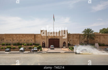 Nizwa, Oman, le 9 avril 2016 : la vie continue comme d'habitude dans les Nizwa Banque D'Images