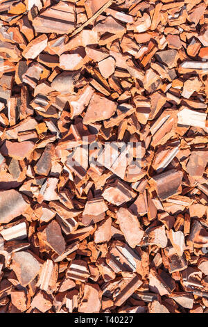 Heap close up of broken carreaux rouge texture Banque D'Images