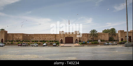 Nizwa, Oman, le 9 avril 2016 : la vie continue comme d'habitude dans les Nizwa Banque D'Images