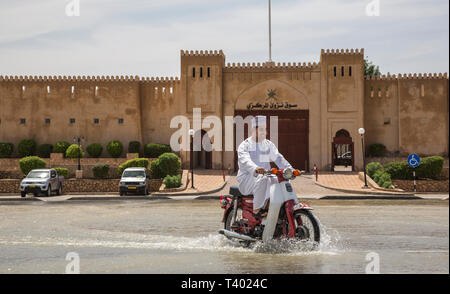 Nizwa, Oman, le 9 avril 2016 : la vie continue comme d'habitude dans les Nizwa Banque D'Images