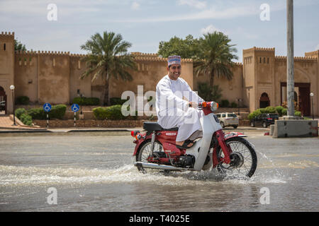 Nizwa, Oman, le 9 avril 2016 : la vie continue comme d'habitude dans les Nizwa Banque D'Images