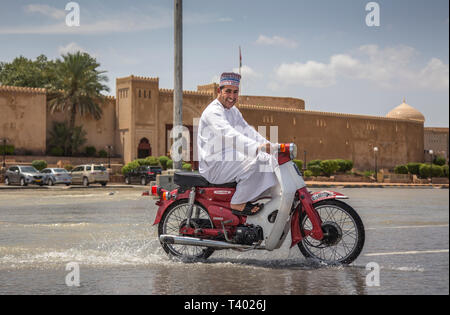 Nizwa, Oman, le 9 avril 2016 : heureux homme omanais sur son vélo dans les Nizwa Banque D'Images