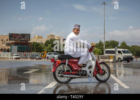 Nizwa, Oman, le 9 avril 2016 : heureux homme omanais sur son vélo dans les Nizwa Banque D'Images