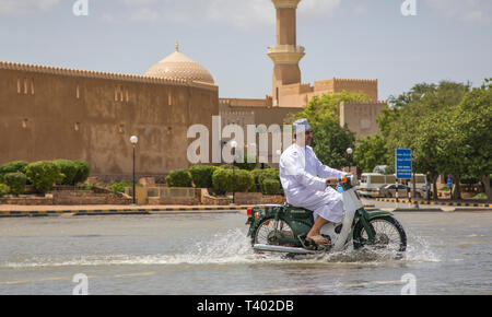 Nizwa, Oman, le 9 avril 2016 : la vie continue comme d'habitude dans les Nizwa Banque D'Images