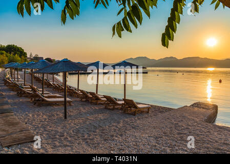 Nikiana beach avec des chaises et parasols à l'heure du coucher du soleil, l'île de Lefkada, Grèce Banque D'Images