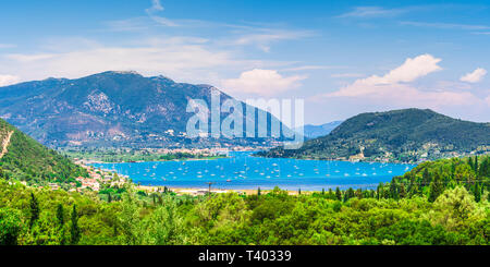 Vue sur port Nidri et village, Lefkada, Grèce Banque D'Images