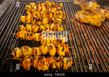 Brochettes grillées de légumes et viande sur le gril Banque D'Images