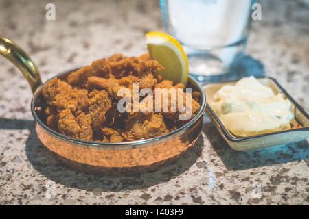Tori karaage - cuisse de poulet frit japonais, assaisonné de cinq-épices servi avec de la mayonnaise Banque D'Images