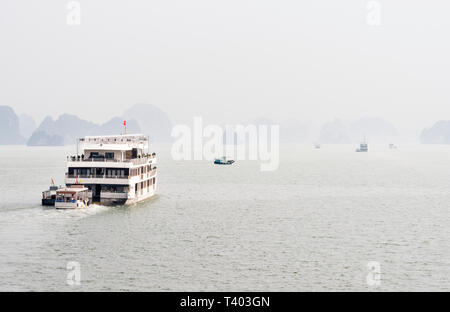 Un jour brumeux dans Ha Long Bay, Vietnam Banque D'Images