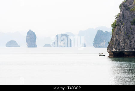 Un jour brumeux dans Ha Long Bay, Vietnam Banque D'Images