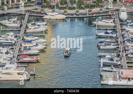 Eau/DUBAI 20 DEZ 2018 - Dubai Marina avec des bateaux, de la photographie. Émirats arabes unis. Banque D'Images