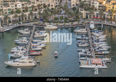 Eau/DUBAI 20 DEZ 2018 - Dubai Marina avec des bateaux, de la photographie. Émirats arabes unis. Banque D'Images