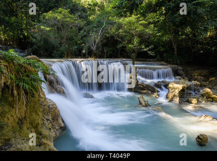 Les Cascades de Kuang Si à Luang Prabang, Laos. Calcaire incroyable tombe dans l'Asie du Sud Est. Banque D'Images