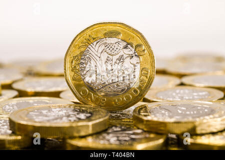 Londres, UK - Avril 2019 : vue rapprochée de la change GBP - livre un coin debout sur son bord Banque D'Images
