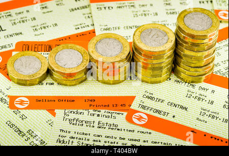CARDIFF, WALES - Avril 2019 : billets de train imprimé traditionnel avec des colonnes d'une pièces livre dans l'ordre croissant. Banque D'Images