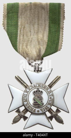 Ordre du Mérite Civil, 2ème modèle (1911 / 1914 - 1918), la croix de chevalier de 2ème classe, avec épées, en vermeil, poincon, diamètre 39mm. Créé le 7 juin 1815 par Frédéric-Auguste 1er roi de Saxe pour les mérites civils dans l'Etat, en 1849, devient l'ordre de mérite en général Additional-Rights Clearance-Info,--Not-Available Banque D'Images