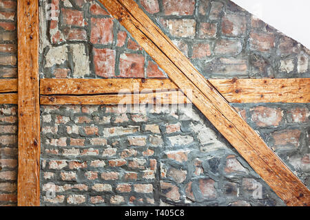 Solution architectural d'un mur soutenant un toit de poutres en bois - dans un mur de briques Banque D'Images